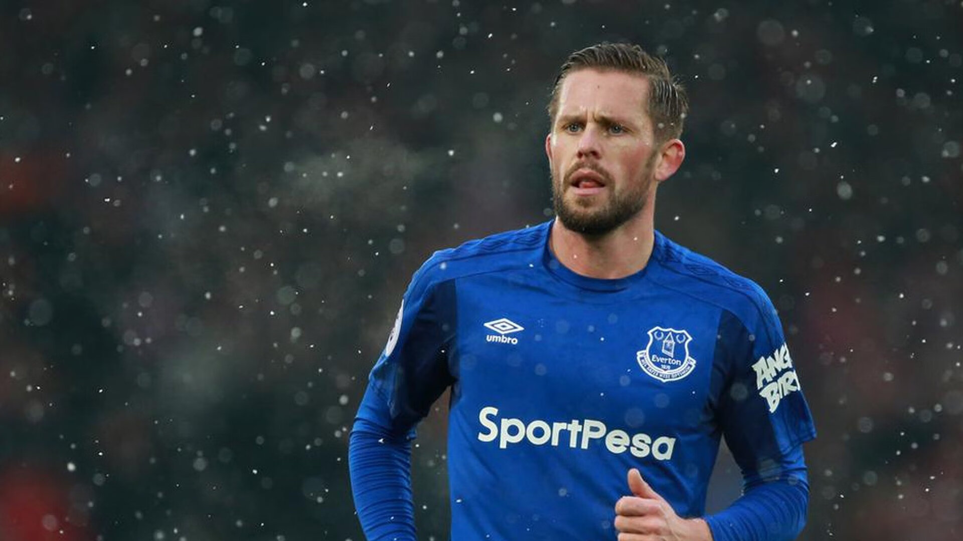 晨昏交替间的悬念交响，当英超争冠战火遇上了尼克斯的终场哨